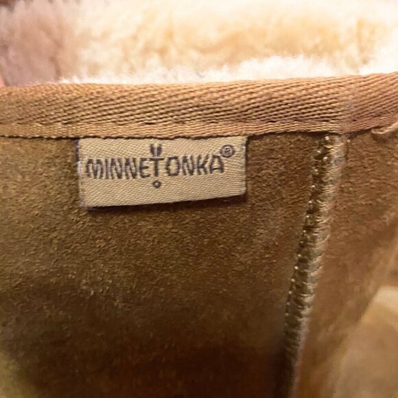 Minnetonka Sheepskin Lined Suede Boots - Size 9 | Cozy Winter Essential! 🔥 - Picture 6 of 8